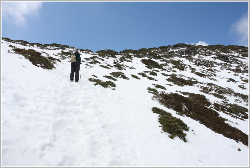 2012-03-06 11-22-04踏雪登雪山途中.JPG